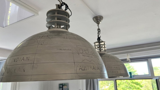 Set aus 2 Großen Industriellen Pendelleuchten ‘Globe’ mit Gravierter Weltkarte – Nickel / Silber – Aluminium (photo 2 of 11)