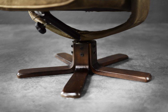 Image 1 of Chaise pivotante et ottomane marron vintage du milieu du siècle danois moderne, années 1960, lot de 2