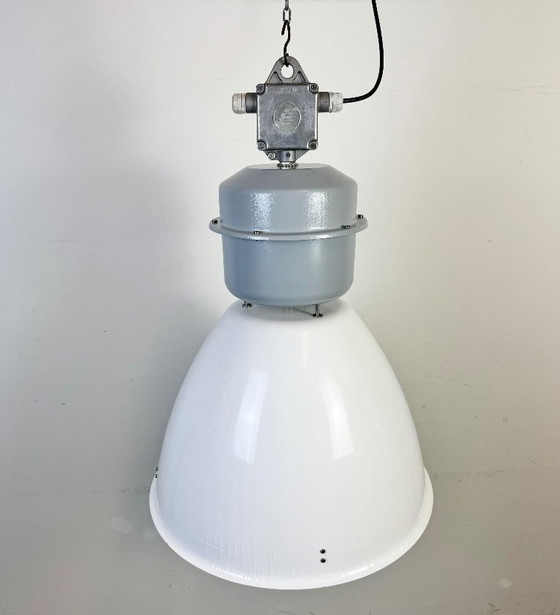Image 1 of Grande lampe industrielle en émail blanc d'Elektrosvit, années 1990
