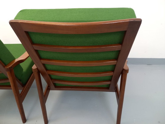 Image 1 of Een paar vintage Scandinavische fauteuils van teakhout met groene stof uit de jaren 60.