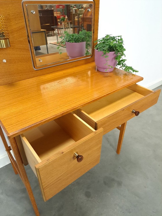 Image 1 of Tavolo da trucco con specchio e lampada dalla Svezia