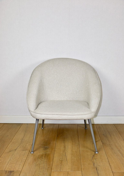 Beige-elfenbeinfarbener Schalensessel aus den 70er Jahren auf grauen Metallbeinen - wunderschön
