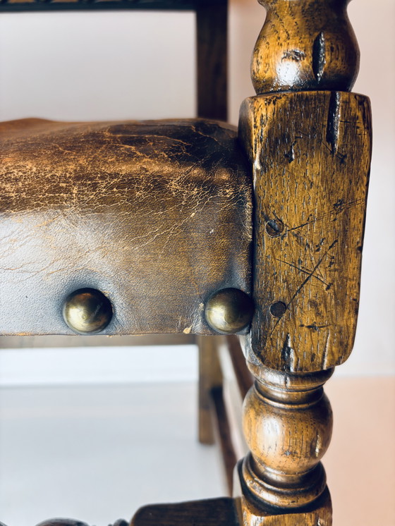 Image 1 of 🪑 Vintage eikenhouten armstoel met origineel leren bekleding (1920–1950)