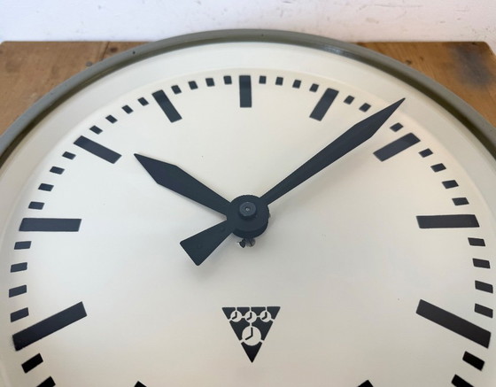 Image 1 of Grijze industriële fabriekswandklok van Pragotron, jaren 60