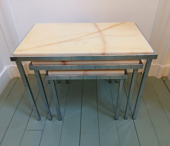 Image 1 of Minijuego de tres piezas de mediados de siglo: tapa de mármol y base cromada.