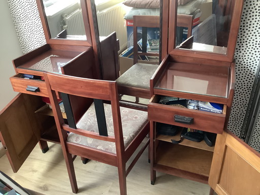 1x Doppelbett, 2x Konsolen, 1x Kleiderschrank, 1x Frisiertisch mit Stuhl, 1x Tisch