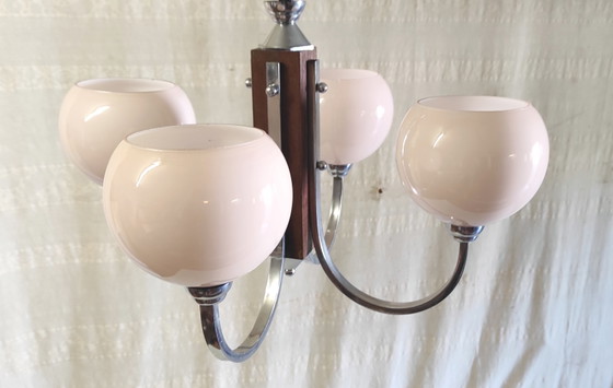 Image 1 of Lampadario Art Déco a quattro luci in metallo cromato e vetro opalino - metà del XX secolo