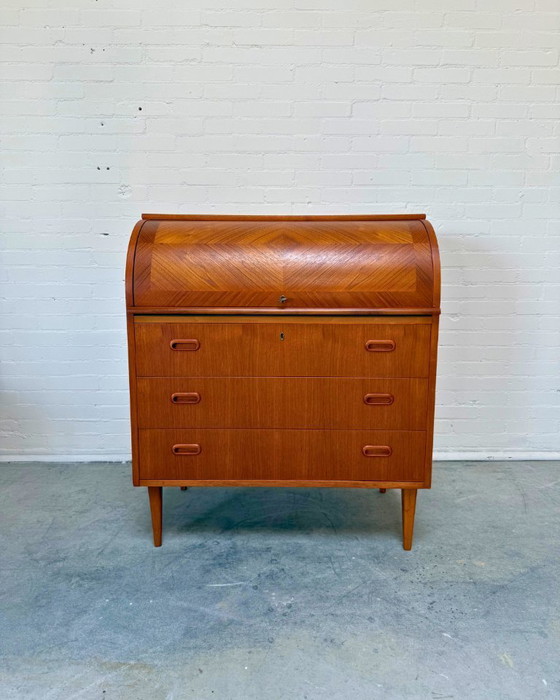 Image 1 of Toegeschreven aan Egon Ostergaard – Deense teakhouten secretaire met roldeksel, jaren 1960