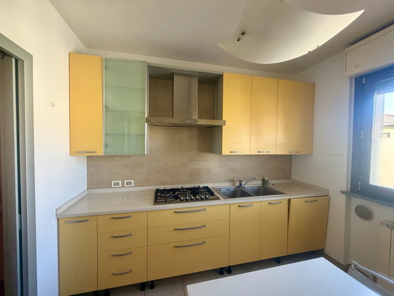 Gelbe Scavolini Küche – Highboards, Holz, Aluminium (photo 2 of 5)