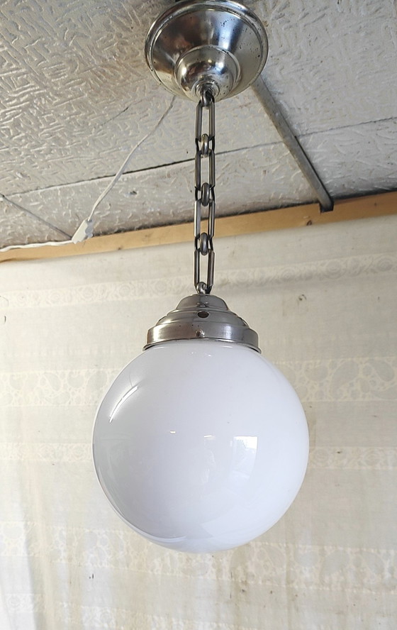 Lampada a sospensione Bauhaus a forma di globo in vetro opalino, diametro 20 cm - anni '30 (photo 5 of 9)