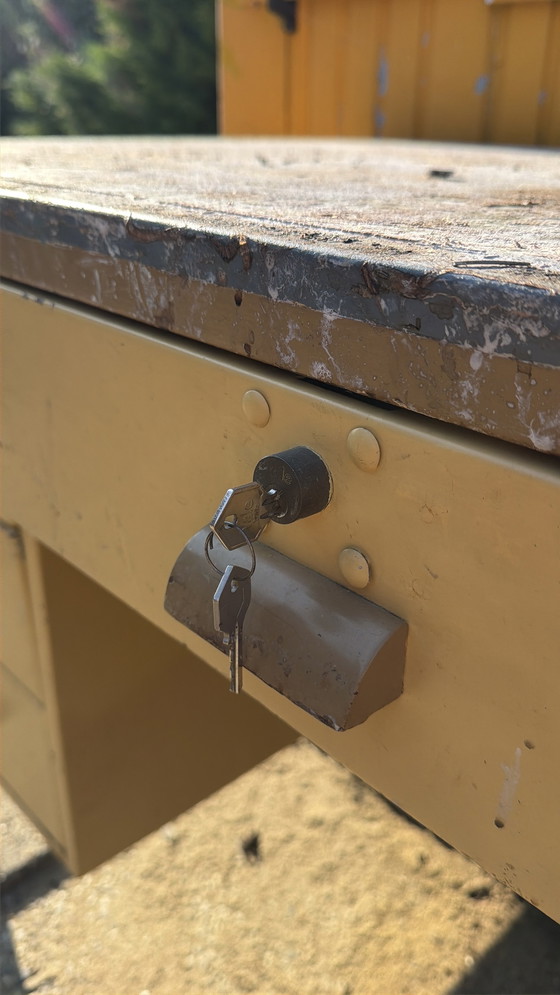 Image 1 of Gispen Schreibtisch aus Stahl, hellgelb