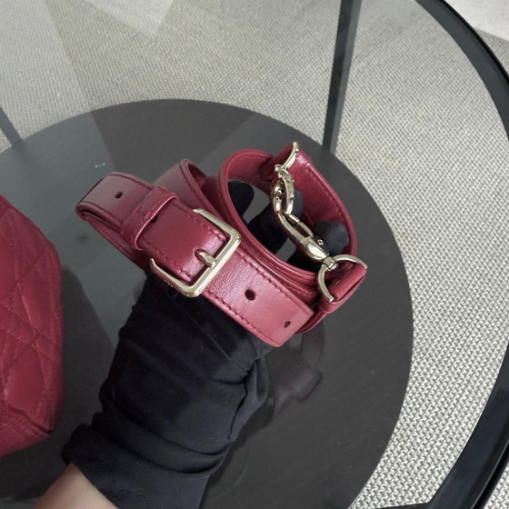 Image 1 of DIOR LADY MEDIUM - PELLE DI AGNELLO CANNAGE BORDEAUX ROSSO SCURO, DETTAGLI ORO, CINTURINO REGOLABILE