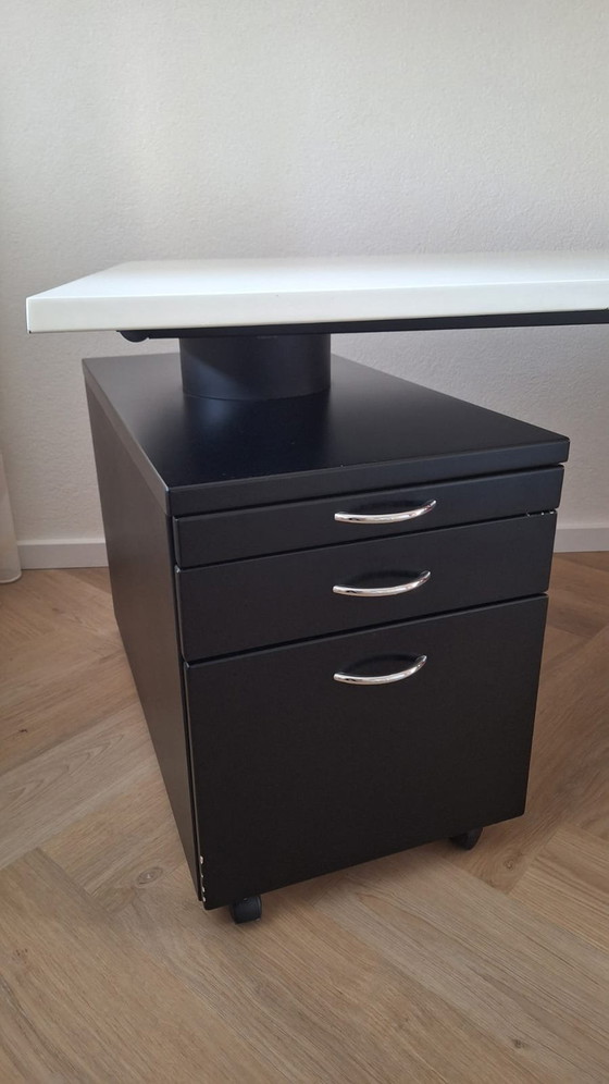 Image 1 of Hülsta buro met gebogen wit blad zwart stalen ladenblok