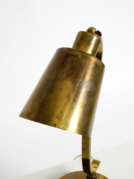 Image 1 of Magnifique lampe de table en laiton massif, rare et imposante, typique du design moderne du milieu du XXe siècle | 48 cm | 18,9"