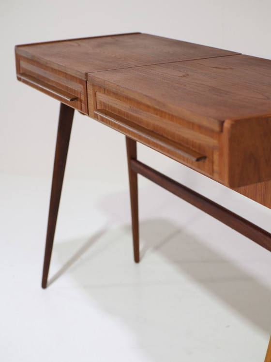 Image 1 of Tocador danés antiguo de teca de la década de 1960.