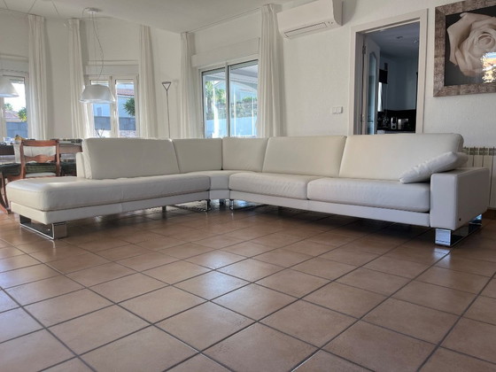 Image 1 of Rolf Benz EGO Ecksofa in weißem Leder mit zwei passenden Hockern – Neuwertiger Zustand