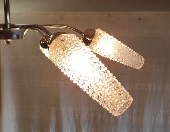 Image 1 of Lampadario a sei luci in metallo placcato oro con paralumi a tulipano in vetro - anni '50/'60