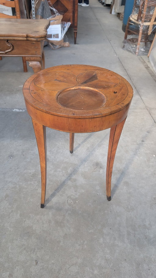 Tavolino di forma tonda, lastronato in noce, con gambe a sciabola