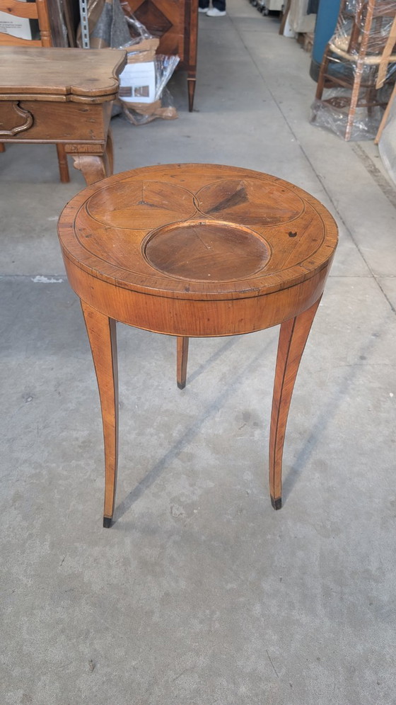 Image 1 of Tavolino di forma tonda, lastronato in noce, avec gambe a sciabola