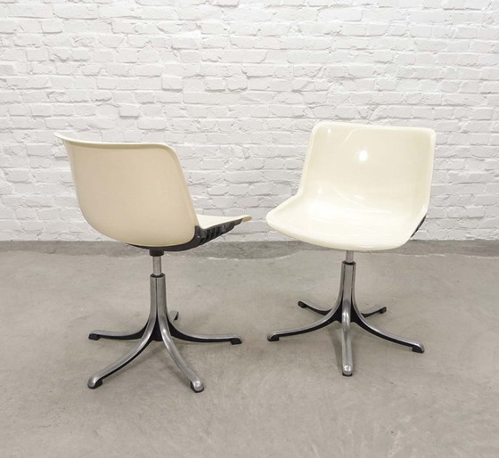 Image 1 of Mid-Century Set of Two White Osvaldo Borsani ‘Modus’ Fiberglass and Aluminium Desk Side Chairs for Tecno, Italy, 1970s. 