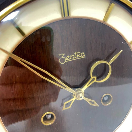 Image 1 of Zentra schoorsteenklok - zwart en goud, slagwerk, Duitsland jaren 1950