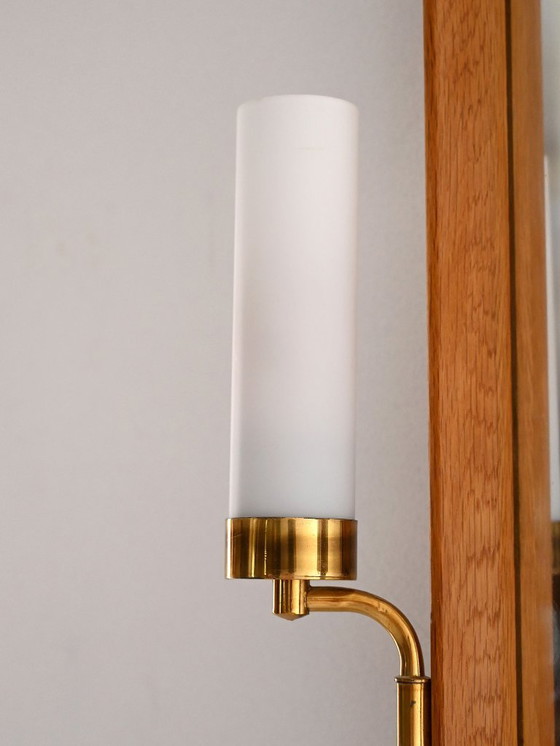 Image 1 of Miroir vintage des années 1950 avec appliques en laiton intégrées