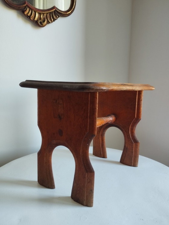 Image 1 of Taburete antiguo de madera con etiqueta "Le Printemps"