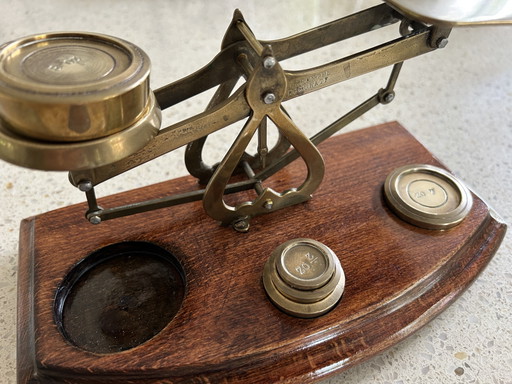 English Letter Balance with Weights – decoratieve objecten, Wood, Brass (photo 2 of 7)