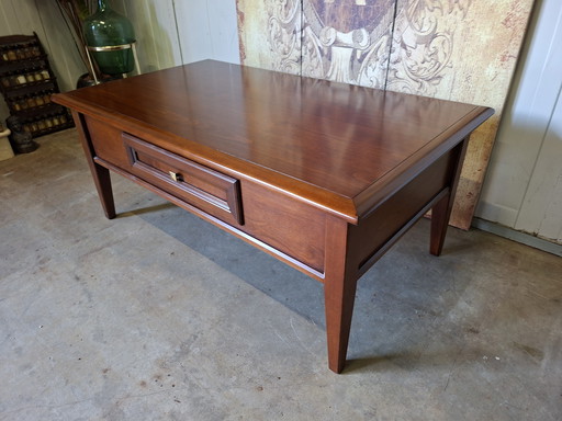 Klassiek engels salontafel  mahonie hout lichte gebruikssporen afm.120x70cm en 50cm hoog.