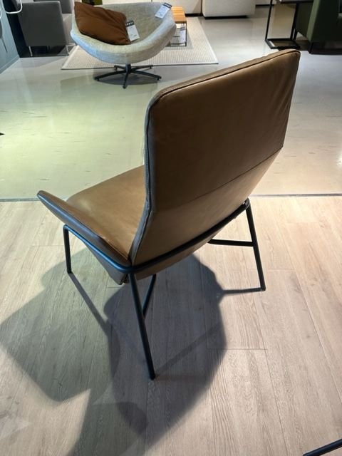 Eenvoudig olijfkleurig fauteuillabel (photo 2 of 4)