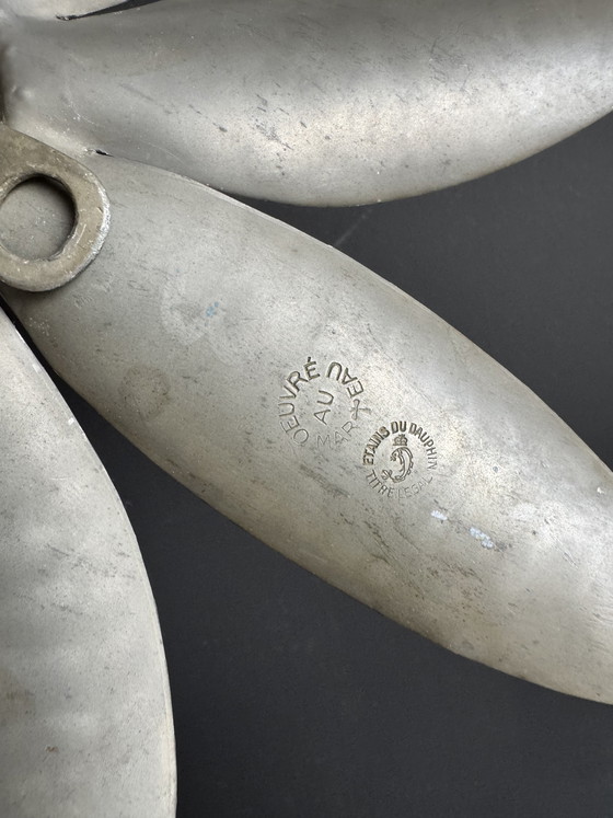 Image 1 of Fleur murale étains du Dauphin années 70