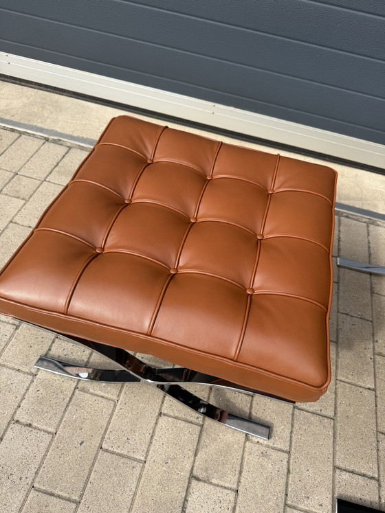 Image 1 of Lot de 2 fauteuils inclinables Knoll Barcelona d'origine + repose-pieds, cuir Venezia Cognac, neufs dans leur boîte.