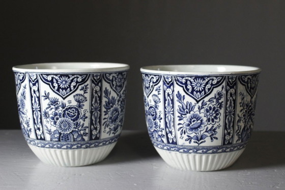 Image 1 of Delft Petrus Regout Maastricht Royal Sphinx – Paar Übertöpfe, Niederlande, 20. Jahrhundert