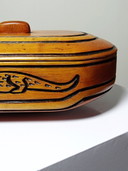 Scatola vintage in legno esotico monossile, arte popolare, decoro di coccodrilli