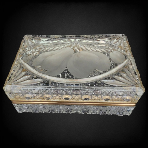 Vintage Französisches Diamantschliff Kristall Schmuckkästchen – Goldfarbenes Band – Circa 1950 – decoratieve objecten