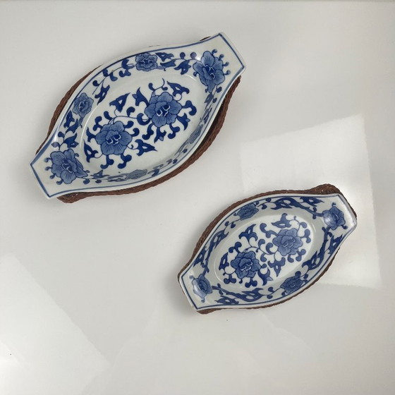 Image 1 of Set of 6 ceramic serving platters in white and blue floral pattern with woven wicker mount, 1970/80