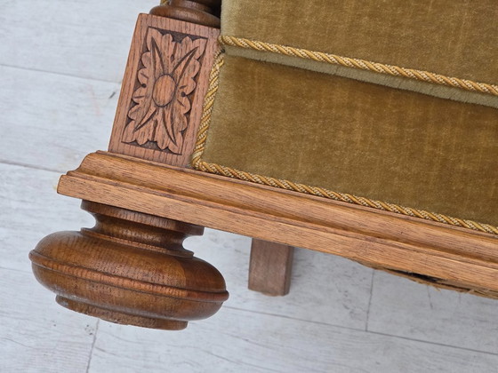 Image 1 of Fauteuil danois des années 1960, velours vert, bois de chêne massif sculpté.