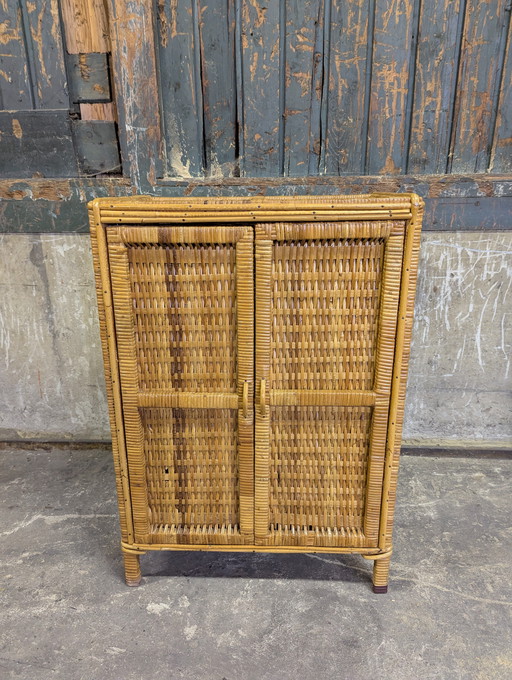 armoire de rangement vintage en rotin
