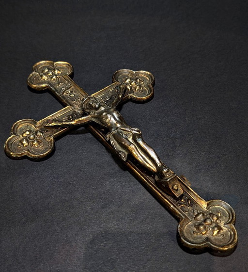 Crocifisso antico in bronzo – Cristo in rilievo – Croce decorata, XIX secolo – decoratieve objecten, Bronze