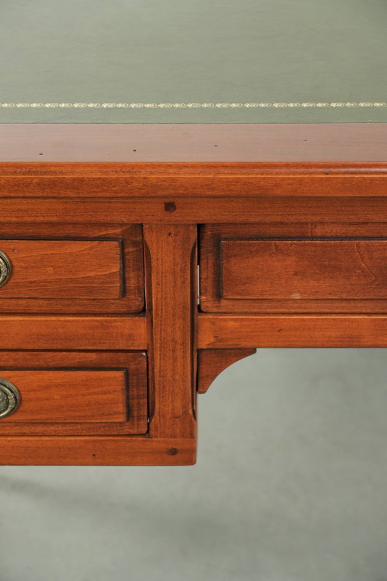 Sierlijk bureau in Engelse stijl met een groen leren blad met prachtige goudkleurige details en vijf lades (photo 10 of 14)