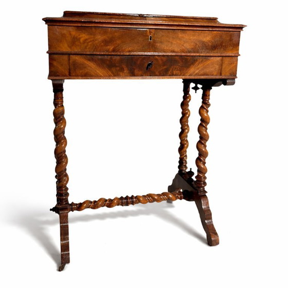 Image 1 of Antieke houten naaitafel met lade