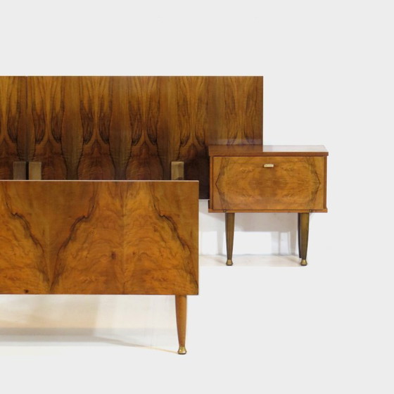 Image 1 of Lit double vintage design milieu du siècle avec tables de chevet en noyer, années 1960