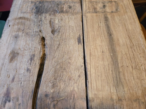 Image 1 of Table en bois unique fabriquée à partir d'une ancienne porte en Inde 173×93×78.