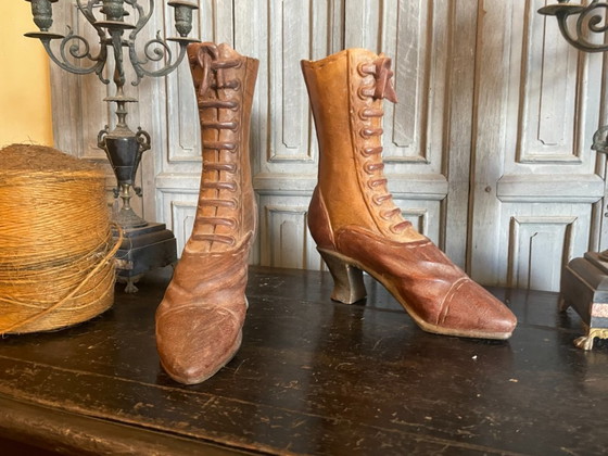 Image 1 of Botas antiguas victorianas hechas con troncos de árboles, siglo XIX