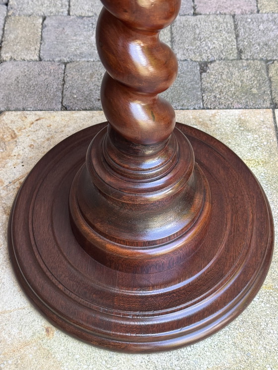 Image 1 of Guéridons en acajou | Colonne torsadée | Style victorien | France | Années 1970