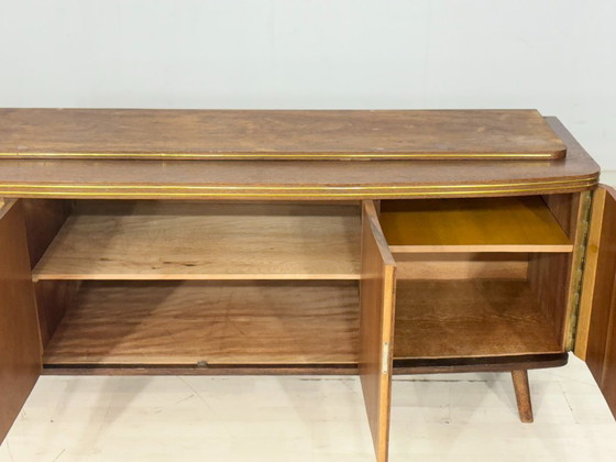 Image 1 of Buffet vintage de luxe – Buffet style milieu du siècle avec détails dorés et bois précieux