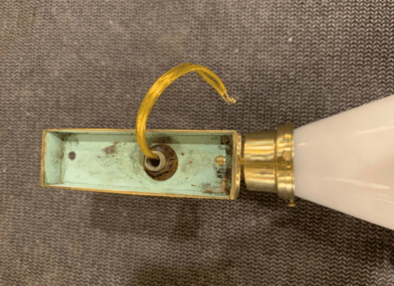 Art Deco Wandleuchte aus Messing und weißem Glas, Wandleuchten, Metall, Gold (Foto 2 von 6)