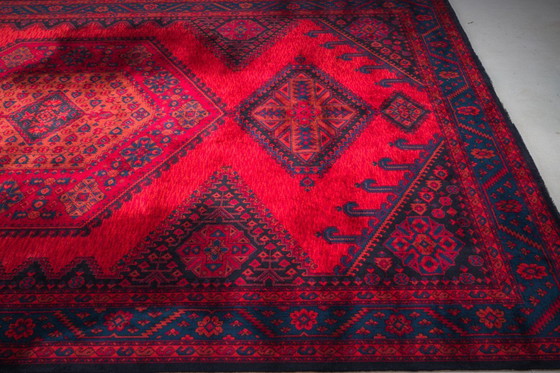 Image 1 of  Nahöstlicher Teppich aus rot-blauer Wolle im Tribal-Stil, 1950er Jahre