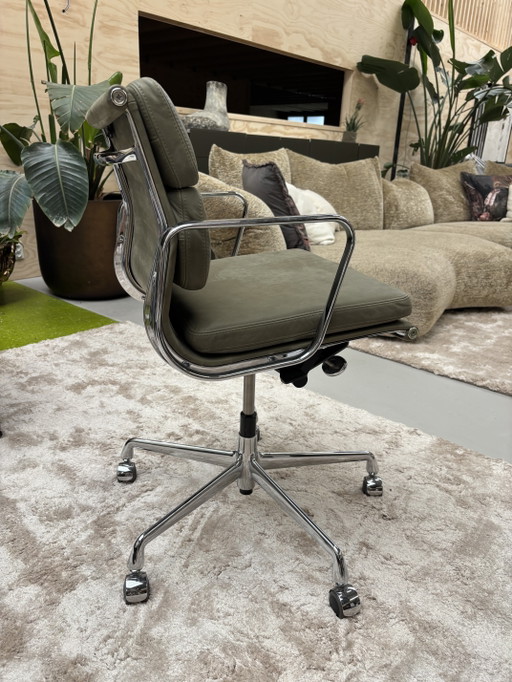 Neuer Vitra EA 217 Bürostuhl, olivgrünes Naturleder, Q4 2025 – bureaustoelen, Aluminium, Chrome