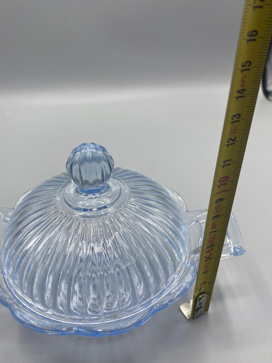 Lavendelblauwe snoepdoos van geperst glas met twee handvatten – Stralend geribbeld ontwerp – Glazen & Karaffen (photo 5 of 5)